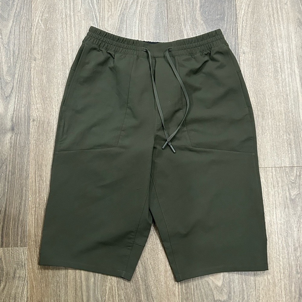 Lululemon Mens Training Shorts Size Medium Olive Green  Drawstring M7AIES